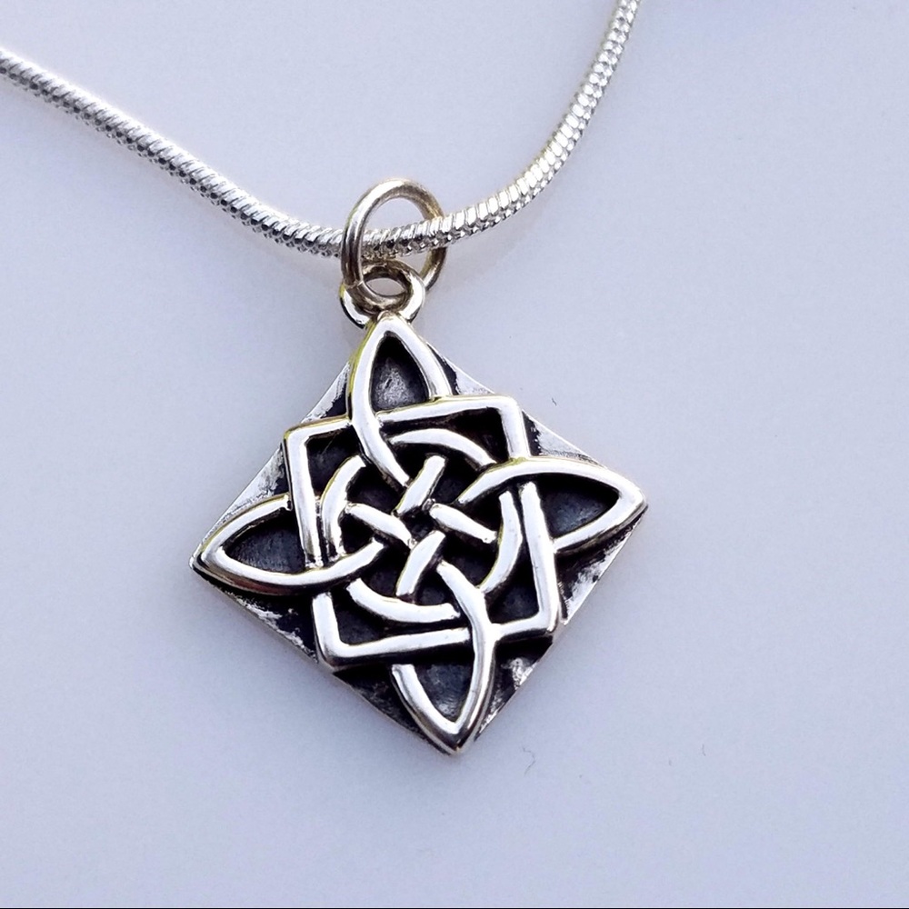 🆕💥 Sterling Silver Celtic Knotwork Necklace